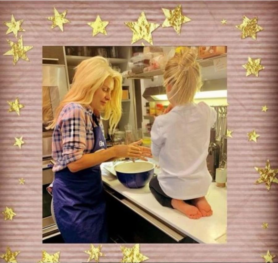 Άβαφη και με ποδιά: Η Ελένη Μενεγάκη φτιάχνει με τη μικρή Μαρίνα γλυκά στην κουζίνα