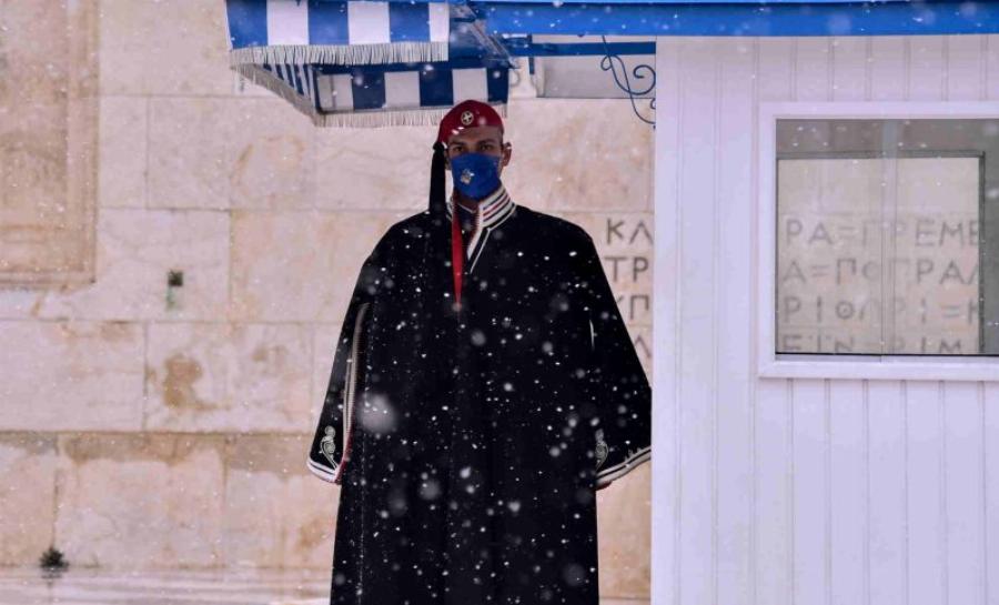 Λάμπρος Πάλλας: Αυτός είναι το παλικάρι Εύζωνας που στεκόταν προσοχή σε πρωτόγνωρες συνθήκες