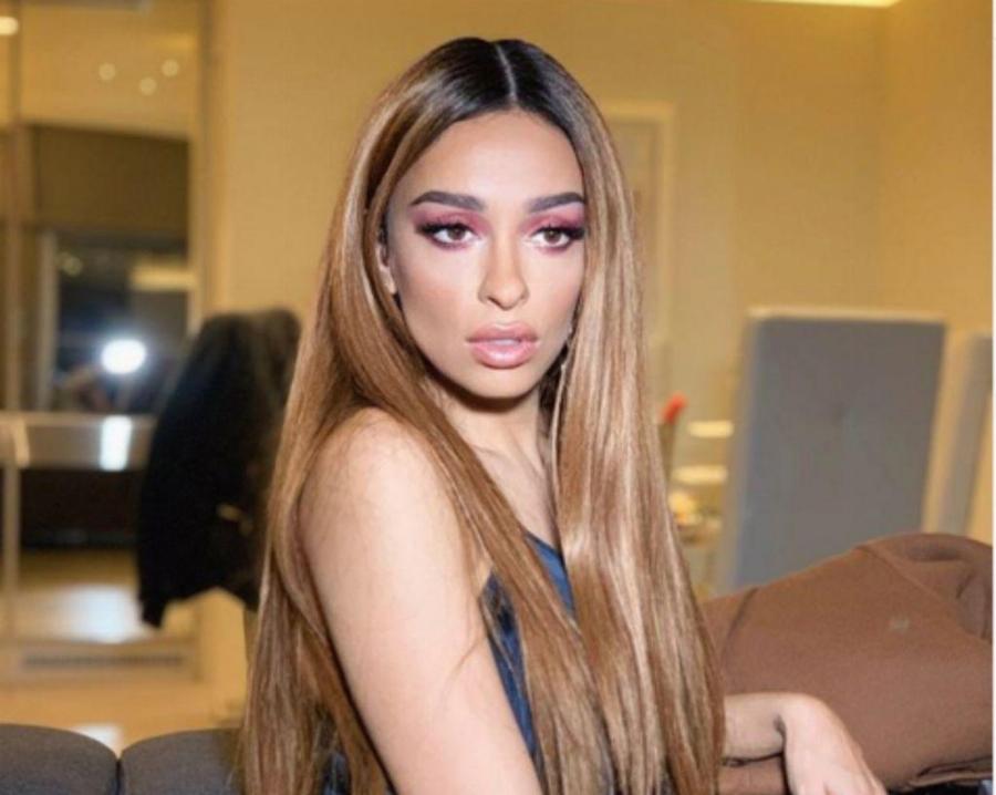 Το τερμάτισε η Ελένη: Η Φουρέιρα με μπουρνούζι και γόβες στο χιόνι πίνει κρασί