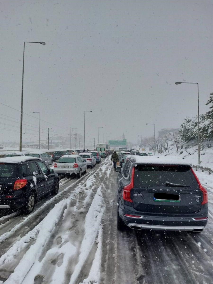 Αττική οδός σήμερα: Οδηγοί με οικογένειες 5 ώρες εγκλωβισμένοι – Μωρά κλαίνε, γυναίκες λιποθυμούν