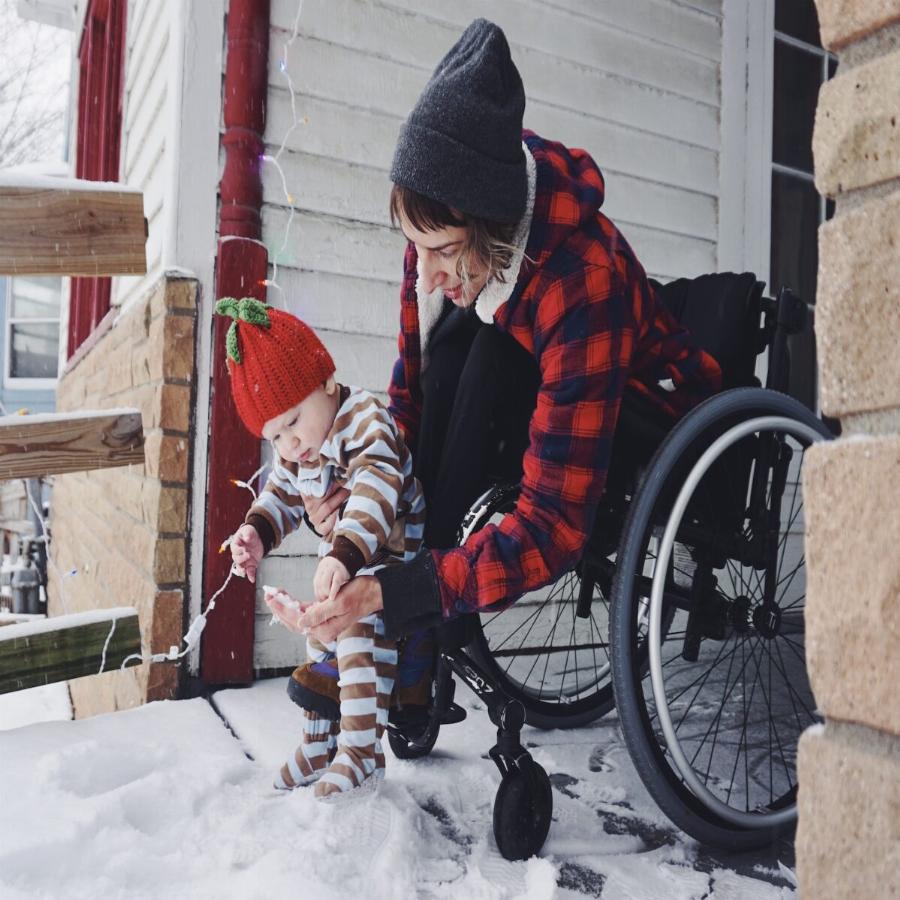 «Από μικρή ζω πάνω σε ένα αναπηρικό αμαξίδιο, αλλά τα κατάφερα και έγινα μια καλή μαμά»