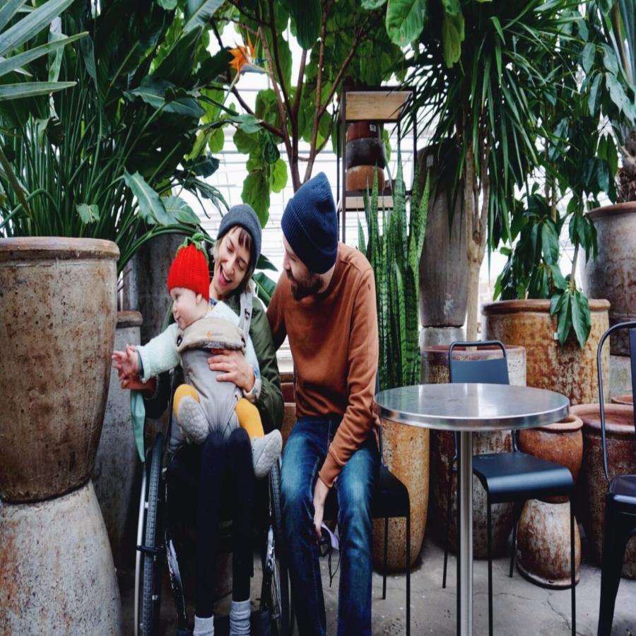 «Από μικρή ζω πάνω σε ένα αναπηρικό αμαξίδιο, αλλά τα κατάφερα και έγινα μια καλή μαμά»