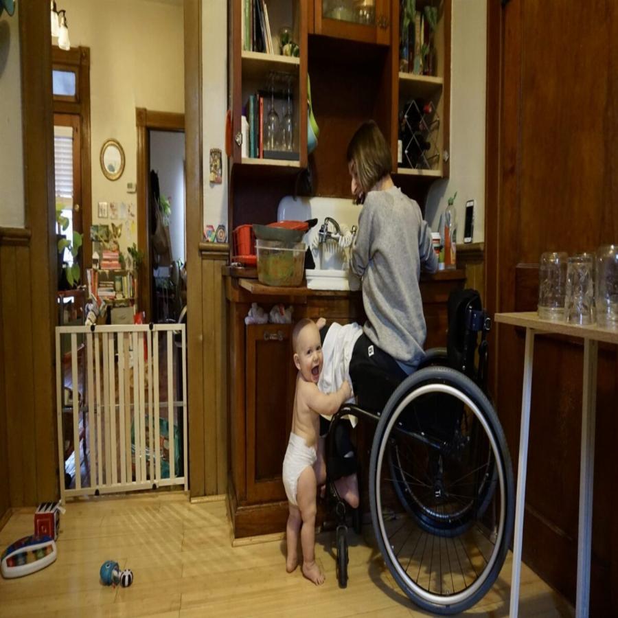 «Από μικρή ζω πάνω σε ένα αναπηρικό αμαξίδιο, αλλά τα κατάφερα και έγινα μια καλή μαμά»