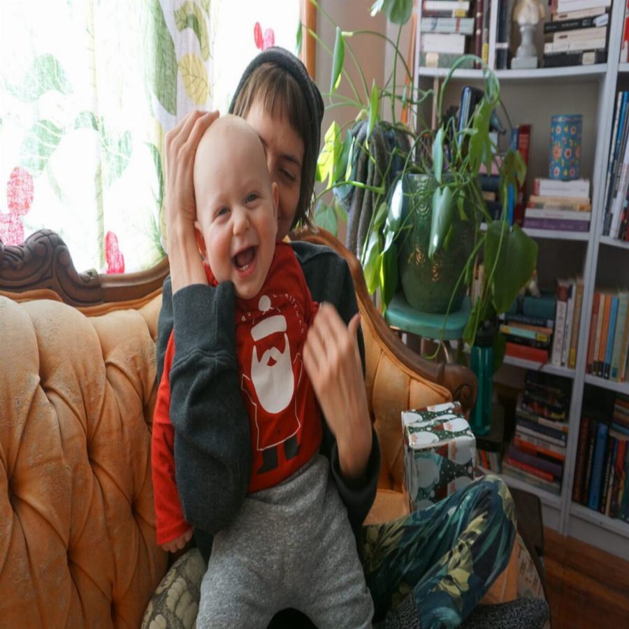 «Από μικρή ζω πάνω σε ένα αναπηρικό αμαξίδιο, αλλά τα κατάφερα και έγινα μια καλή μαμά»