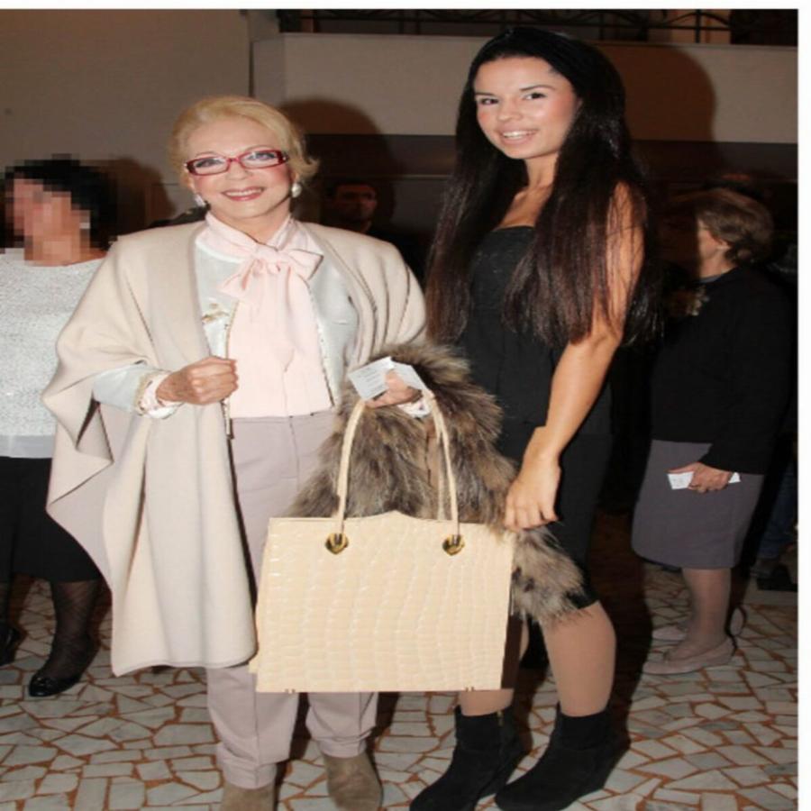 Νόνικα Γαληνέα: Η πανέμορφη εγγονή της, Νόνικα Τσαπέλα, είναι 26 χρονών και κληρονόμησε το ταλέντο της γιαγιάς της