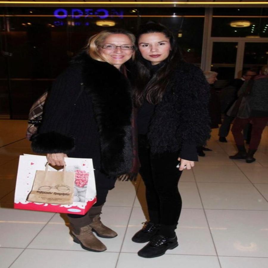 Νόνικα Γαληνέα: Η πανέμορφη εγγονή της, Νόνικα Τσαπέλα, είναι 26 χρονών και κληρονόμησε το ταλέντο της γιαγιάς της