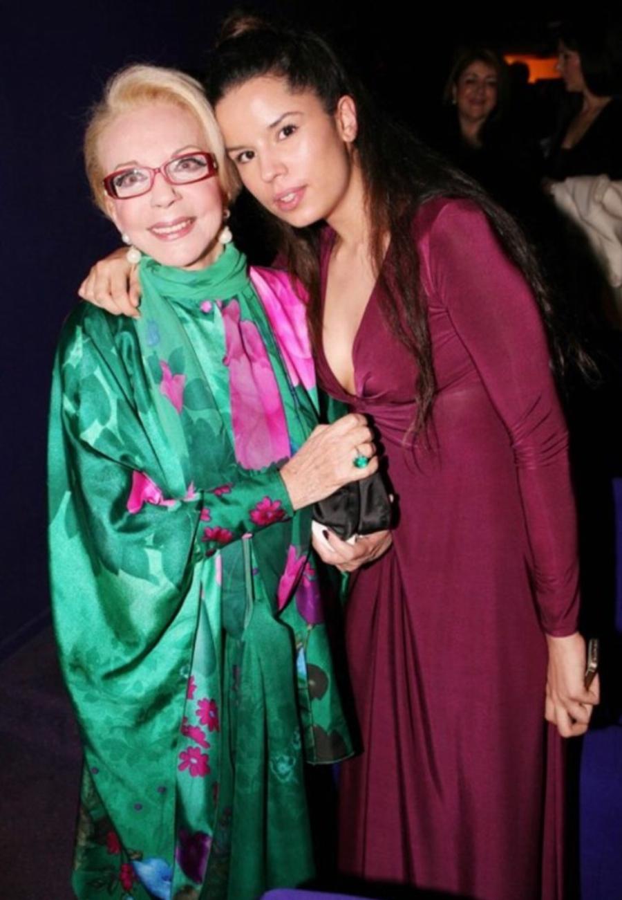 Νόνικα Γαληνέα: Η πανέμορφη εγγονή της, Νόνικα Τσαπέλα, είναι 26 χρονών και κληρονόμησε το ταλέντο της γιαγιάς της