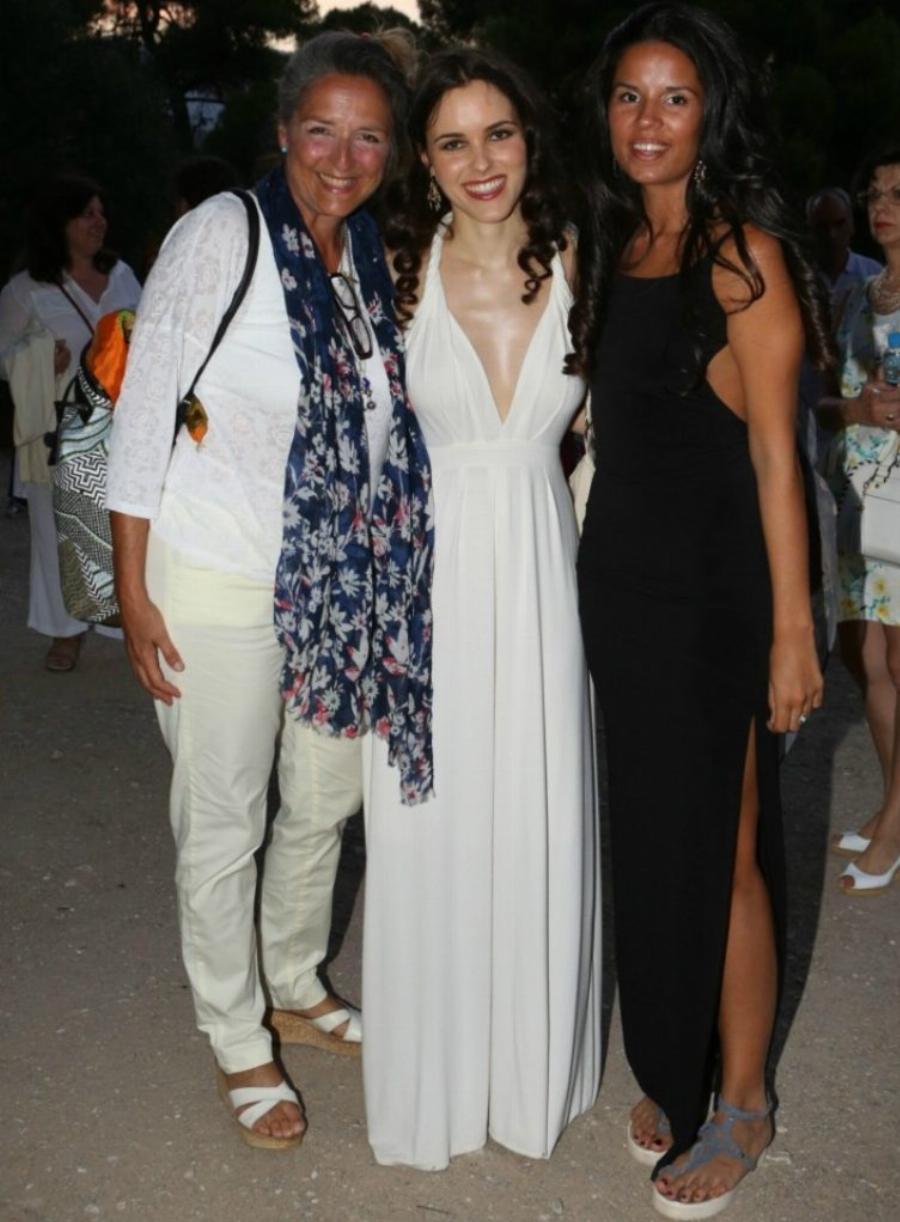 Νόνικα Γαληνέα: Η πανέμορφη εγγονή της, Νόνικα Τσαπέλα, είναι 26 χρονών και κληρονόμησε το ταλέντο της γιαγιάς της