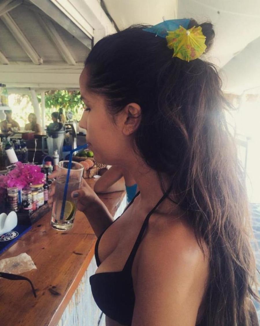 Νόνικα Γαληνέα: Η πανέμορφη εγγονή της, Νόνικα Τσαπέλα, είναι 26 χρονών και κληρονόμησε το ταλέντο της γιαγιάς της