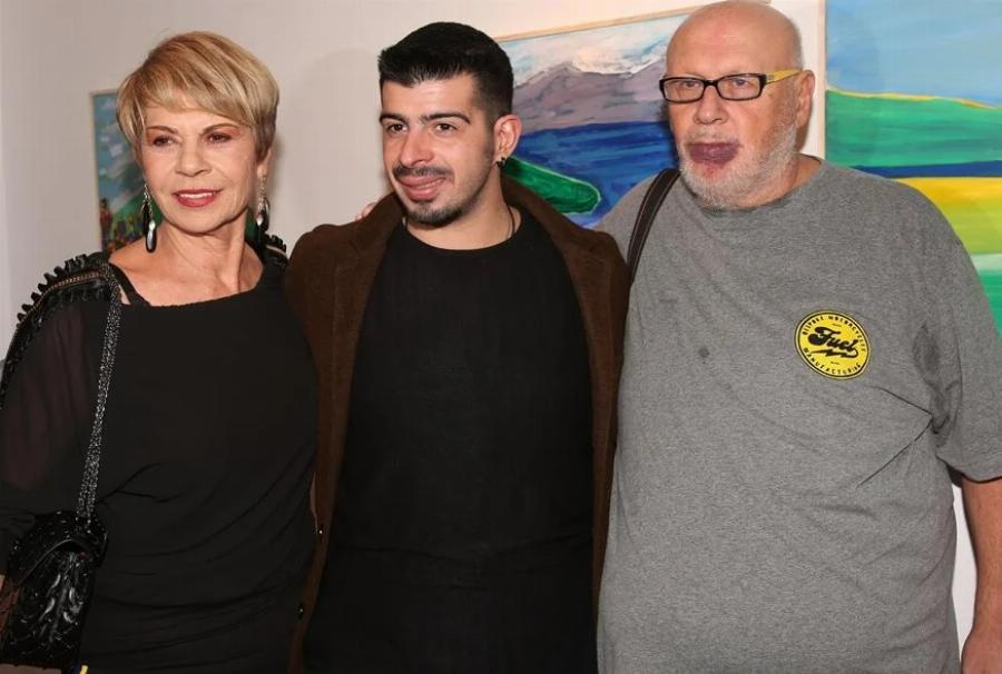 Λάκης Παπαδόπουλος: Ο γάμος του, η απόκτηση του γιου του, το κόκκινο σημάδι στα χείλη, ο  χλευασμός και η απώλεια της ακοής στον στρατό