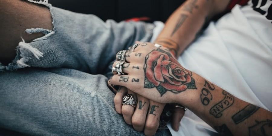 Οι φήμες γίνονται πράξη: Απαγορεύονται από τις 4 Ιανουαρίου τα χρωματιστά τατουάζ