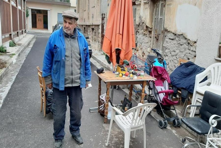 «Ήμουν αναλφάβητος, σώθηκα επειδή διάβαζα τα βιβλία που έβρισκα στα σκουπίδια»