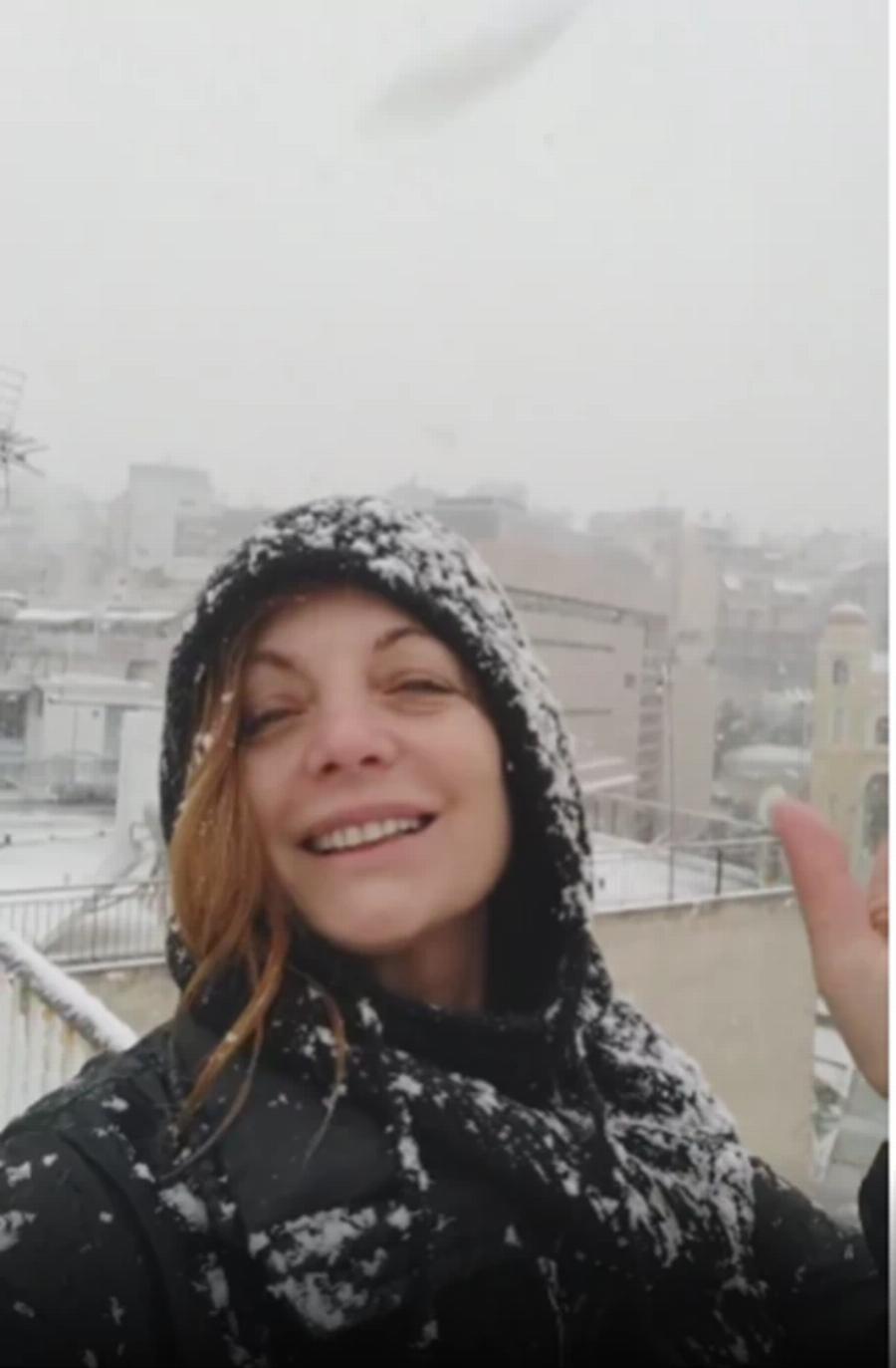 Πανέμορφη και χιονισμένη: Η Άντζελα Γκερέκου ποζάρει στα χιόνια χωρίς ίχνος μακιγιάζ