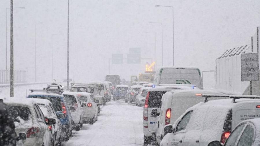 «Η λεπτομέρεια έφερε το φιάσκο»: Ο αστείος λόγος που νέκρωσε η Αττική Οδός από τα χιόνια σε λίγα λεπτά