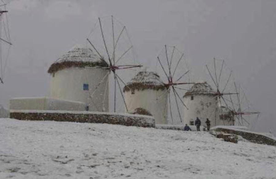 Απίστευτο: Βουτιά από νεαρό στην χιονισμένη παραλία της Ψαρρού στην Μύκονο