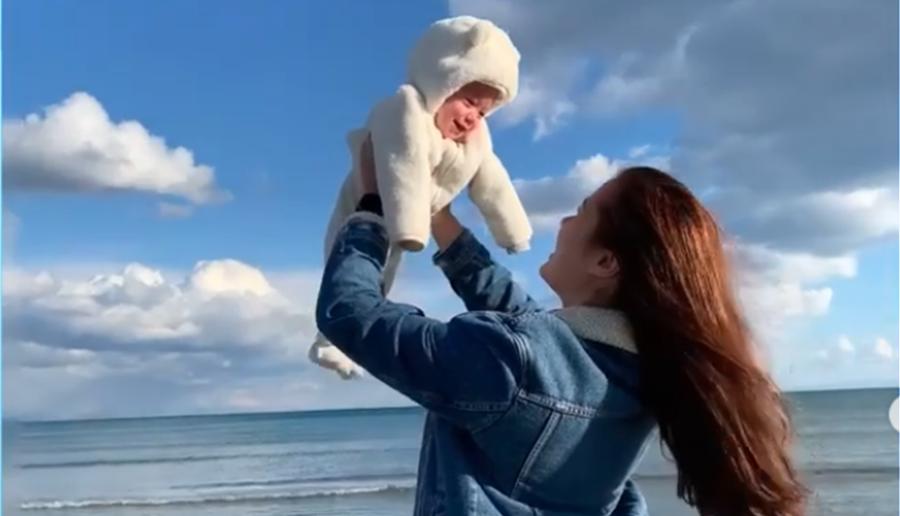 «Χαμογελάει» εκεί ψηλά η Κάρολαϊν: Αλλάζει επίθετο η μικρή Λυδία – Εκτός εαυτού ο Μπάμπης στη φυλακή