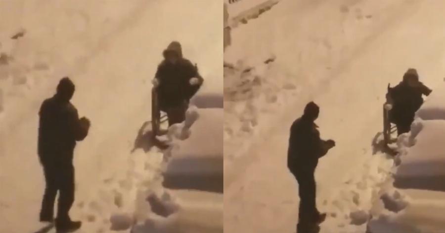 Μάθημα ζωής: Πατέρας παίζει στο χιόνι με τον γιο του που είναι σε αναπηρικό καροτσάκι και δείχνει τι θα πει αγάπη