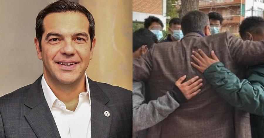Αλέξης Τσίπρας: Μοίρασε δώρα σε προσφυγόπουλα την Παραμονή Πρωτοχρονιάς