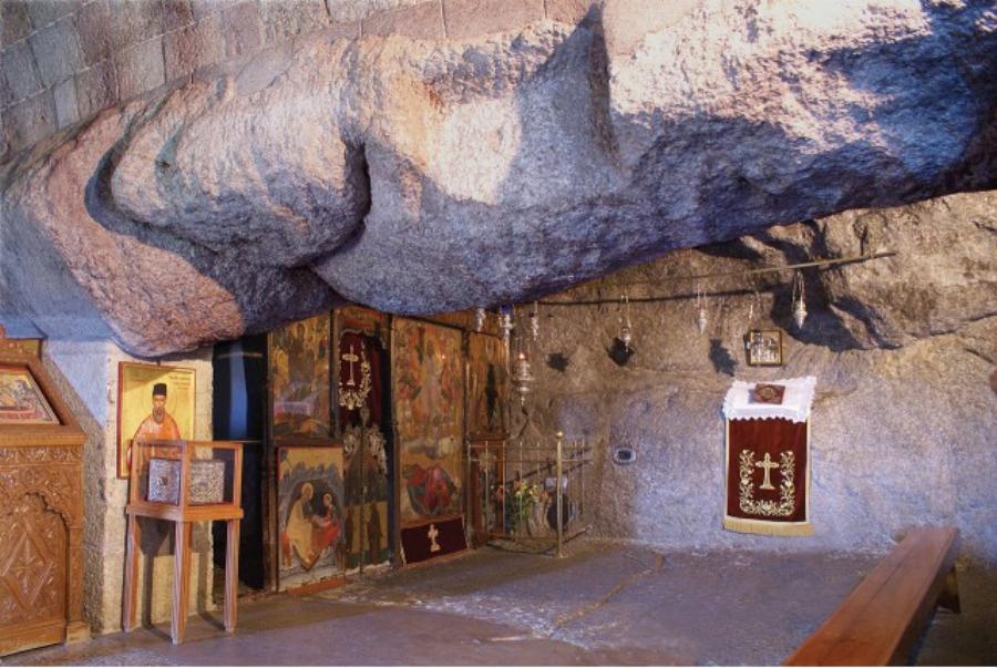 Θαύμα: Όταν ο Ιερέας εκφώνησε «Της Παναγίας αχράντου υπερευλογημένης Μαρίας…», ακούστηκε στον ναό μια κραυγή: «Χάθηκε η Παναγία»