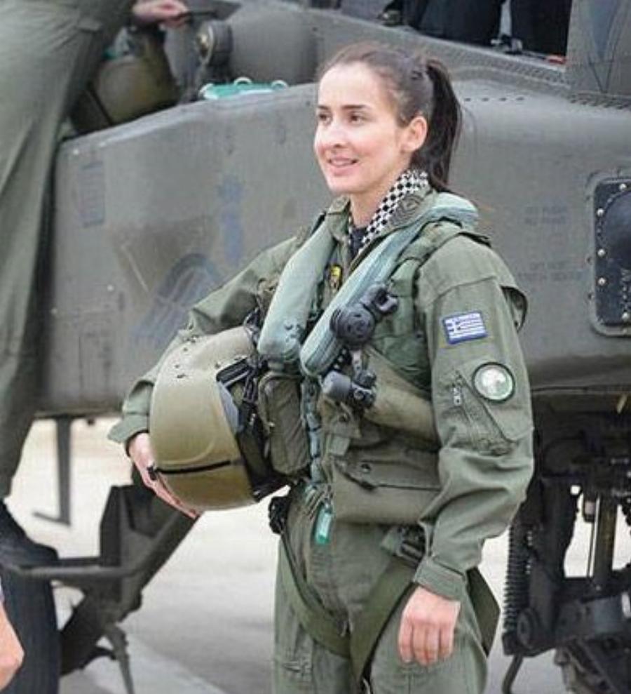 Αθηνά Πανουργιά: Η πρώτη γυναίκα χειριστής Απάτσι, αφήνει ιστορία στις Ένοπλες Δυνάμεις