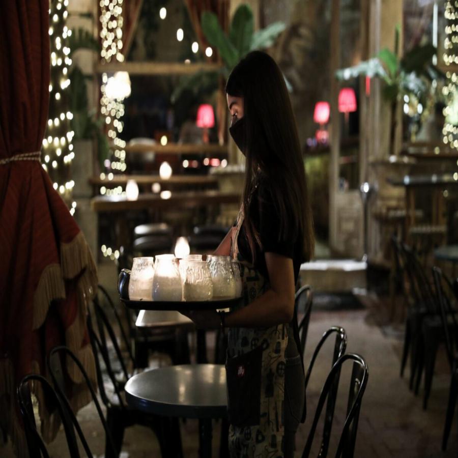 Κλείδωσαν τα νέα μέτρα: Απαγόρευση ορθίων, επιστροφή της μουσικής και τέλος του ωραρίου στην εστίαση