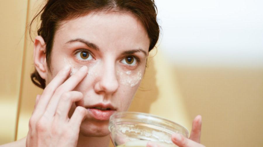 Mυστικά ομορφιάς: Οι 7 μέθοδοι για να απαλλαγείτε από τα πεσμένα βλέφαρα και να αποκτήσετε νεανικό βλέμμα