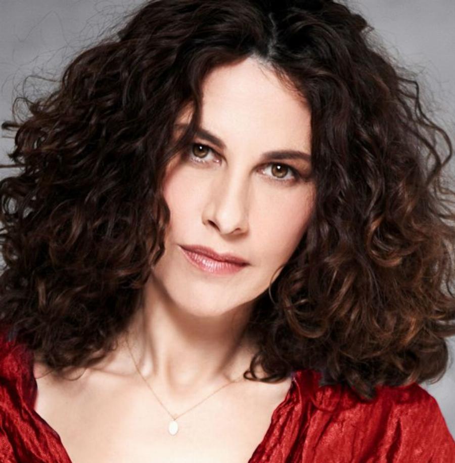 Φίλιππος Χατζημιχάλης: Ο γιος της Ελευθερίας Αρβανιτάκη μεγάλωσε, είναι 23 ετών και έχει πάρει την γοητεία της μητέρας του