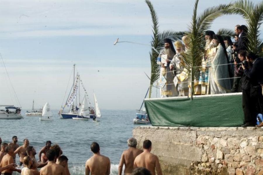 Γιατί βουτάμε στο νερό για να πιάσουμε το σταυρό τα Θεοφάνεια;