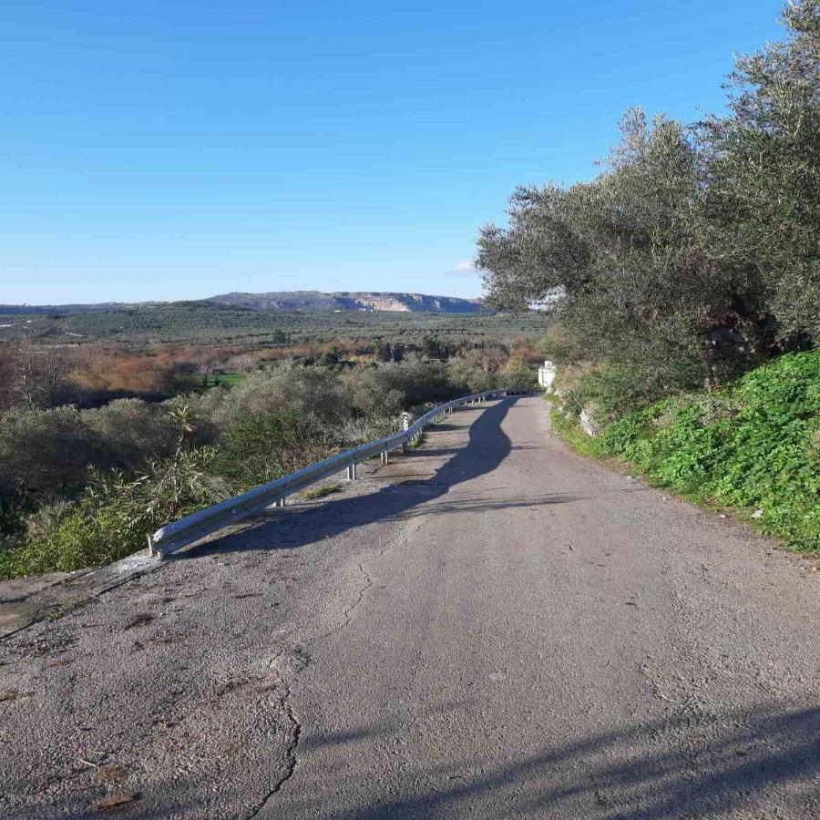 Σπουδαία κίνηση στην Κρήτη: Πατέρας από τα Χανιά πλήρωσε για να μπουν μπάρες στο δρόμο που χάθηκε ο γιος του