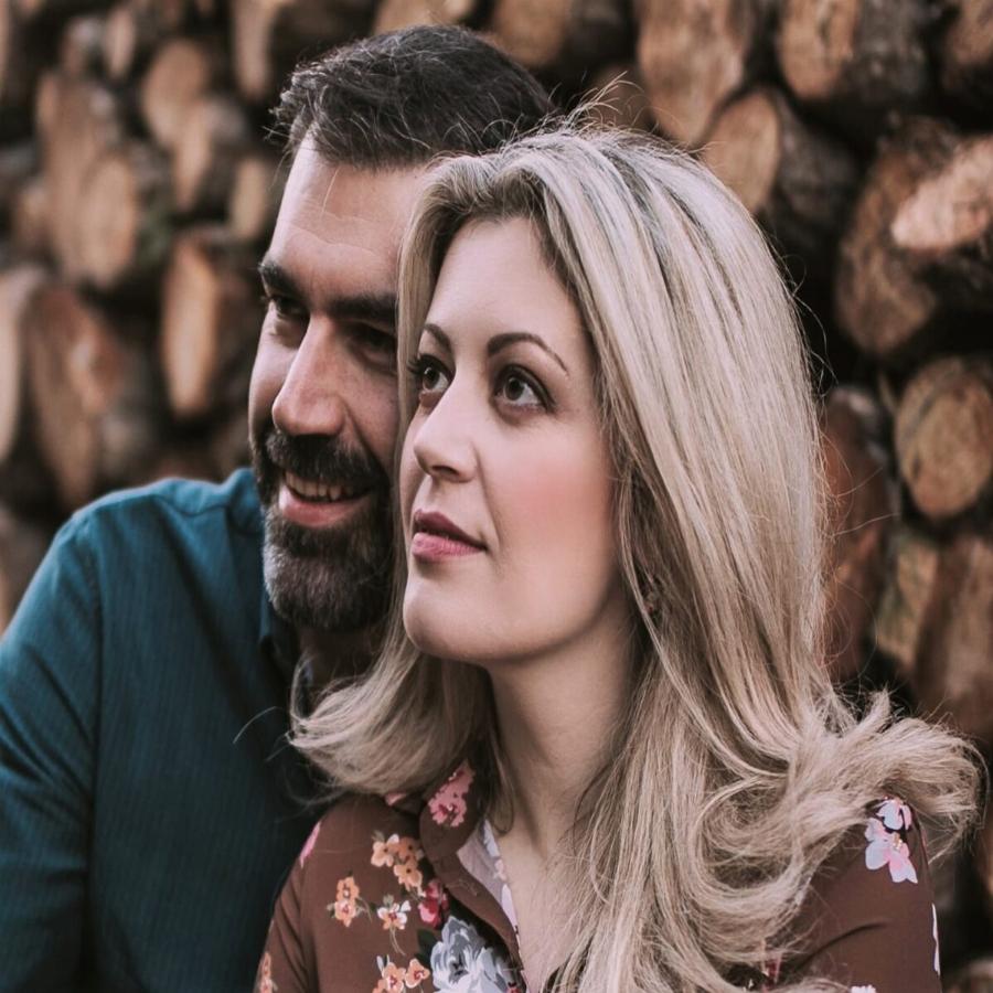 “Του φόρεσαν λευκό στεφανάκι και τους έβαλαν αγκαλιά”: Συγκλονίζει ο Κώστας που έχασε σύζυγο και τον αγέννητο γιο του