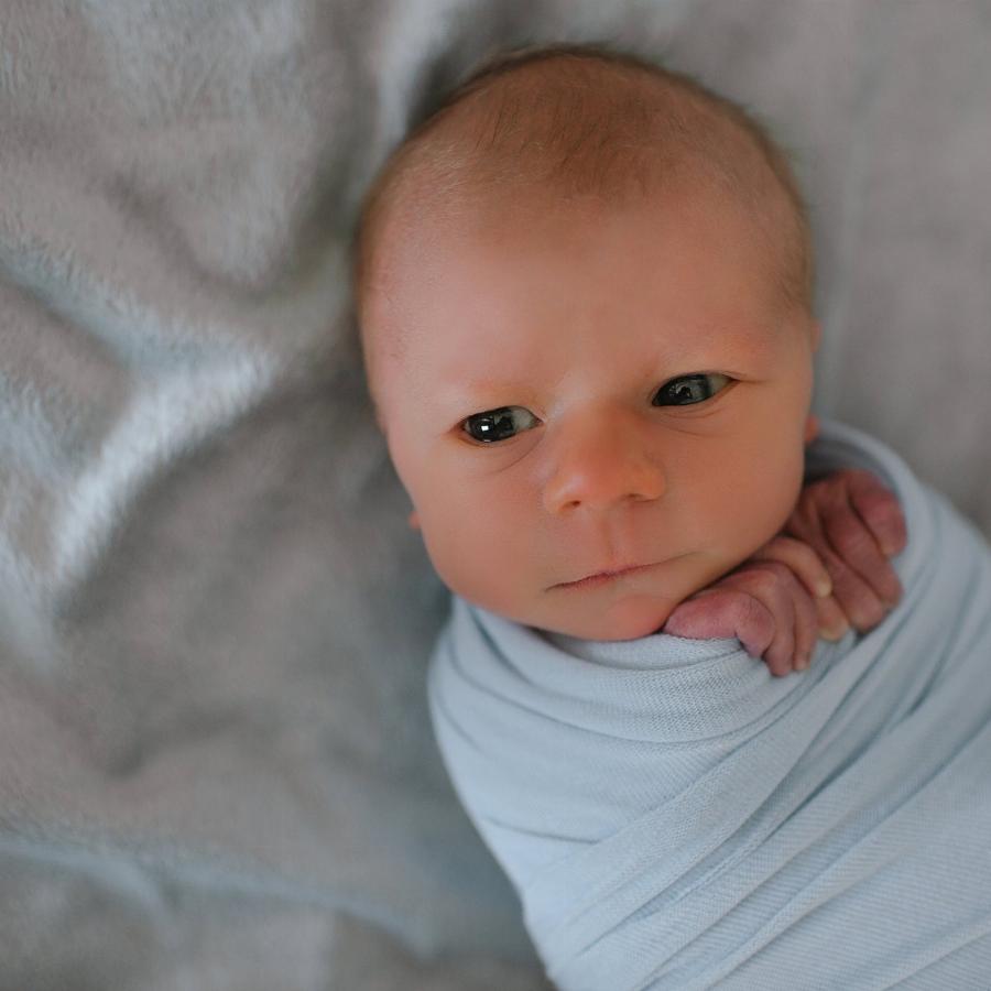 Συγκινητική ιστορία: Μια μάνα έκανε μια συγκλονιστική φωτογράφηση με τα δίδυμα της πριν το ένα φύγει από την ζωή