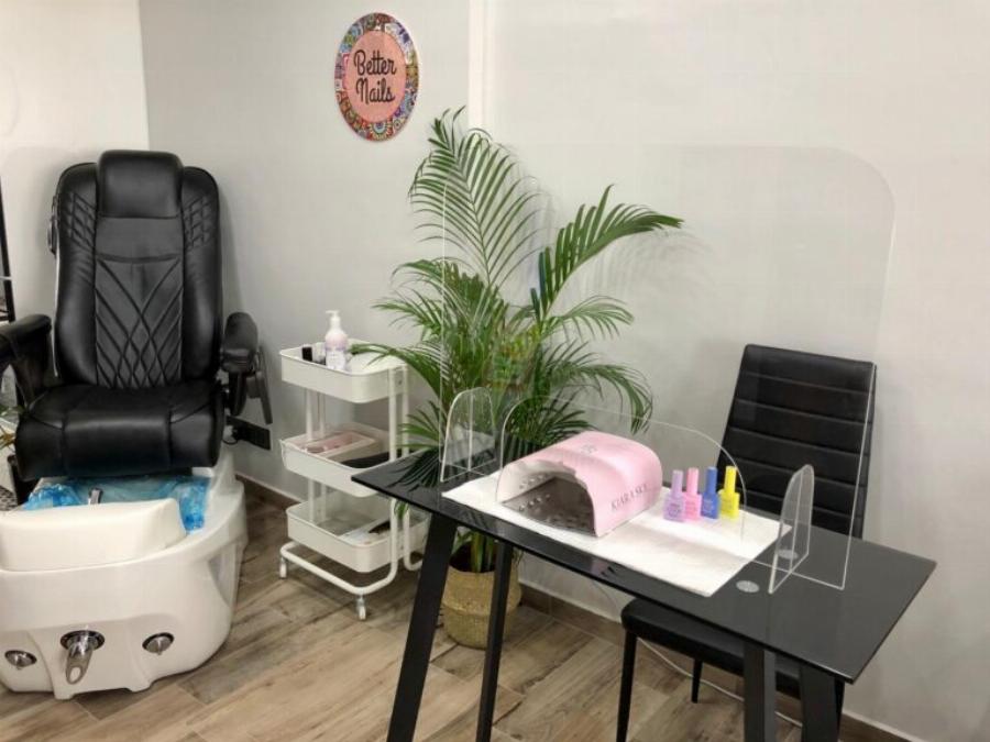 Έρχονται πρόστιμα μέσω social media: Τέλος χτενίσματα, βαφές και μανικιούρ στο σπίτι