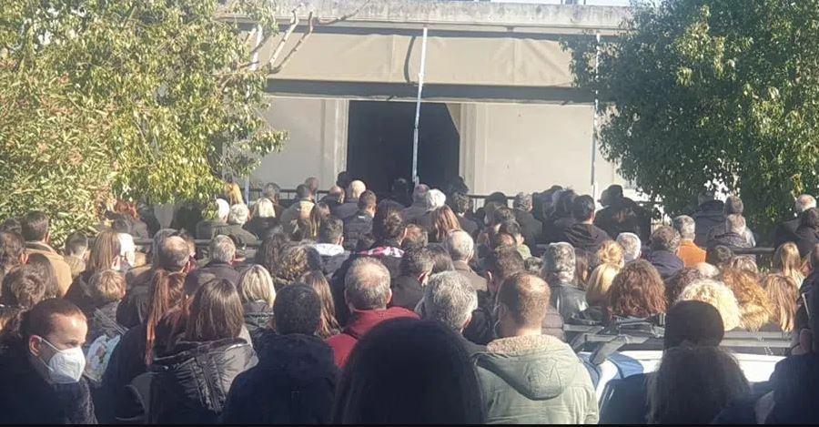 17χρονη Ελένη: Σπαρακτικές στιγμές στην κηδεία της – Σκοτώθηκε σε τροχαίο