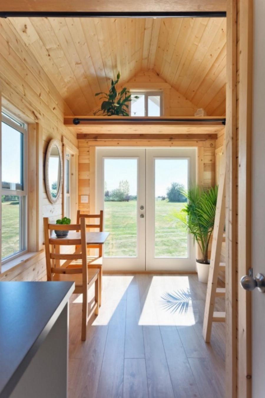 Είναι μόνο 15 τετραγωνικά, το πηγαίνεις όπου θες και το εσωτερικό του είναι τόσο βολικό σαν μεζονέτα