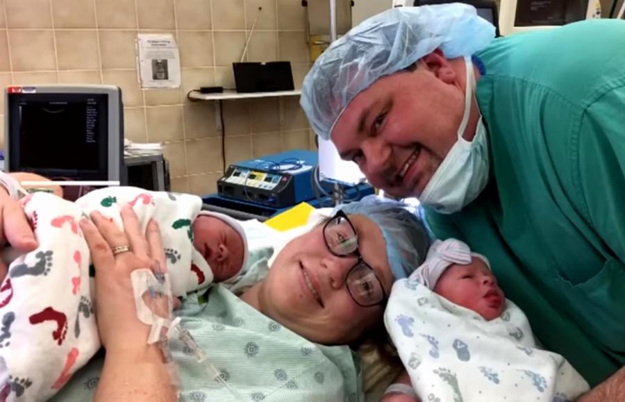 Συγκινητική ιστορία: Μια μάνα έκανε μια συγκλονιστική φωτογράφηση με τα δίδυμα της πριν το ένα φύγει από την ζωή