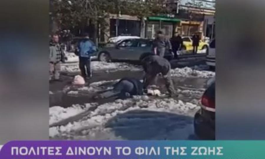 Άντρας δίνει τις πρώτες βοήθειες σε σκυλίτσα που έπαθε ηλεκτροπληξία στο Ελληνικό