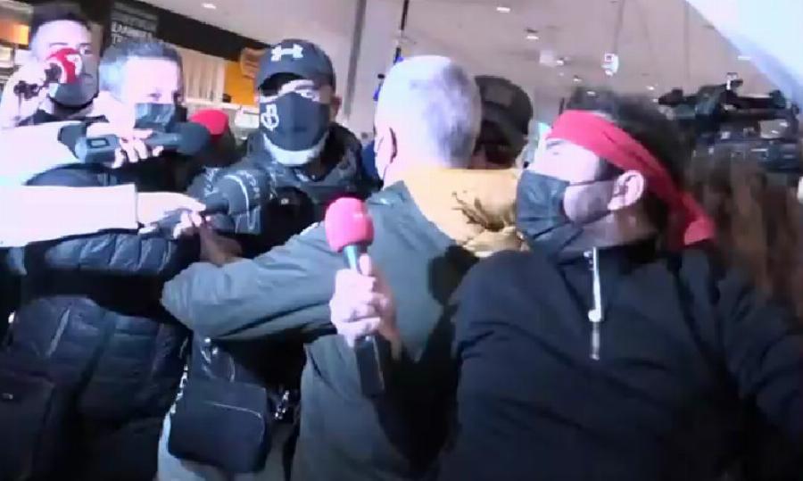 Χαμός στην επιστροφή του Βαλάντη από το Survivor – Επιτέθηκαν σε δημοσιογράφο