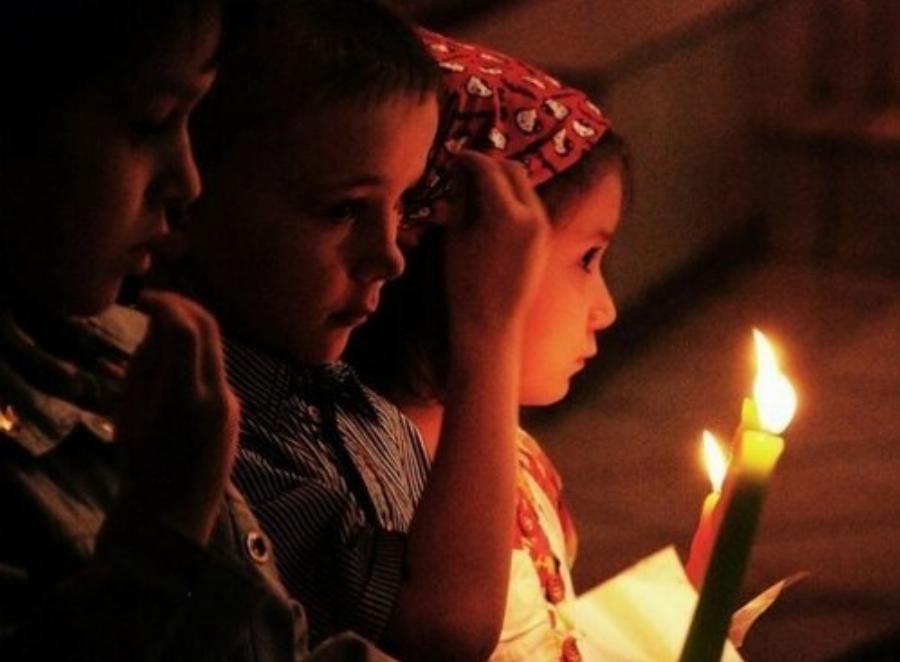 Σταυρός: Ποιοι είναι οι λόγοι που κάνουμε τον σταυρό μας με το δεξί χέρι – Τι συμβολίζουν τα 2 κάτω δάχτυλα που είναι κλειστά