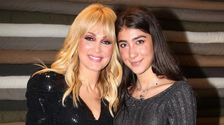 Το σχολίασε μέχρι και η Καινούργιου: Η Θεοδωρίδου φόρεσε το ίδιο φόρεμα με την κόρη της με την ομοιότητα να είναι εκπληκτική
