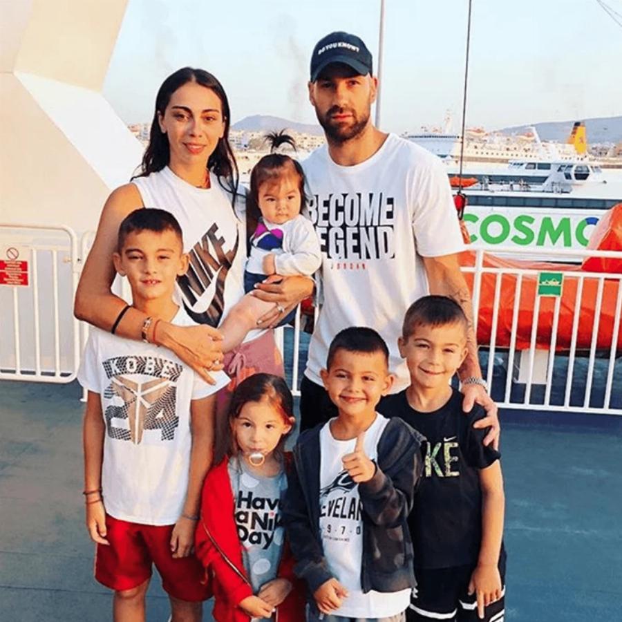 Βασίλης Σπανούλης – Ολυμπία Χοψονίδου: Με τα έξι παιδιά τους μπροστά από το χριστουγεννιάτικο δέντρο