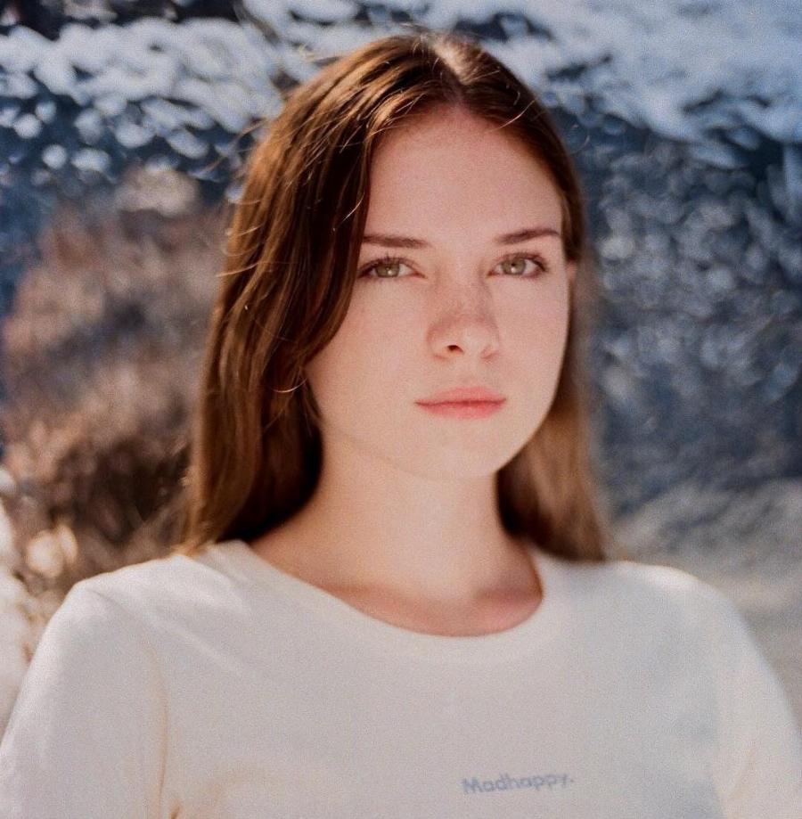 Στέλλα Μπαντέρας: Η κόρη των Αντόνιο Μπαντέρας και Μέλανι Γκρίφιθ έχει μεγαλώσει, είναι μια γοητευτική δεσποινίδα και μοιάζει στη διάσημη γιαγιά της