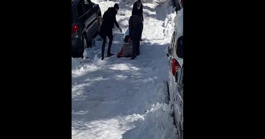 Αδιανόητες στιγμές στη χώρα μας: Σέρνουν φέρετρο στα χιόνια στου Ζωγράφου