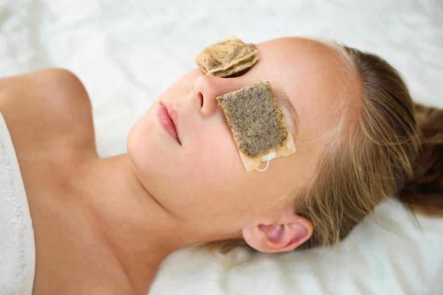 Mυστικά ομορφιάς: Οι 7 μέθοδοι για να απαλλαγείτε από τα πεσμένα βλέφαρα και να αποκτήσετε νεανικό βλέμμα