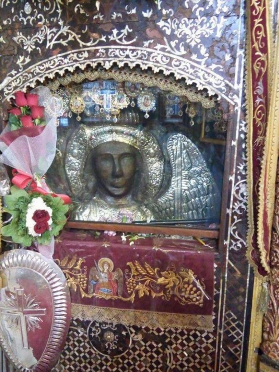 Πλήθη λάου στον Ταξιάρχη που δακρύζει ακατάπαυστα: Ο μικρός Γιάννης περπατάει ξανά χάρη στον Άγιο Ταξιάρχη