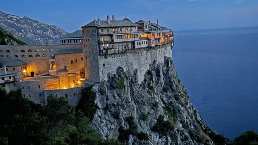 Αναξιόπιστη διήγηση περί μοναχού που «αναδύεται από τη θάλασσα» ανακοινοποιείται συχνά στο Facebook