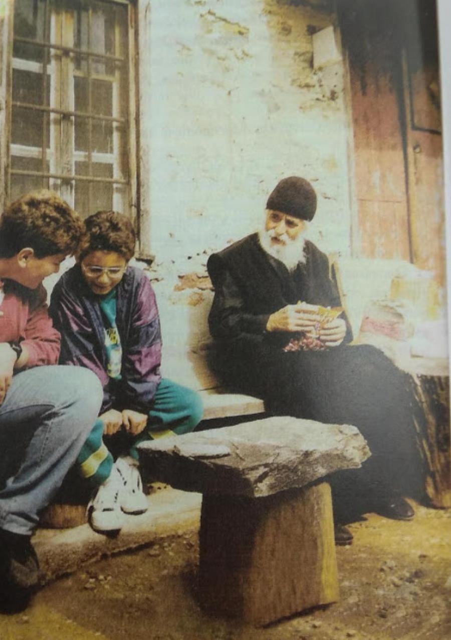 Άγιος Παΐσιος: «Περνούμε δύσκολους καιρούς, χρειάζεται πολλή προσευχή. Θα διοργανώσουμε ένα συνεργείο προσευχής»