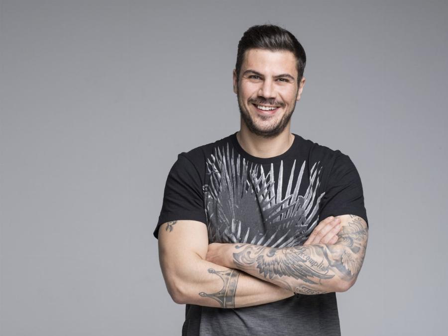 Άκης Πετρετζίκης: Η 1η φορά στη τηλεόραση στα 26 του, η απόρριψη από τον Σκαρμούτσο και η τεράστια νίκη