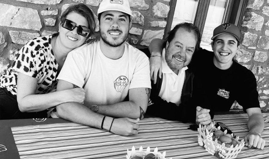 Γιάννης Πάριος: Το ξεκίνημά του στη μουσική, οι 2 γάμοι του, τα 4 παιδιά, η σχέση με τις πρώην συζύγους και η νέα του σύντροφος