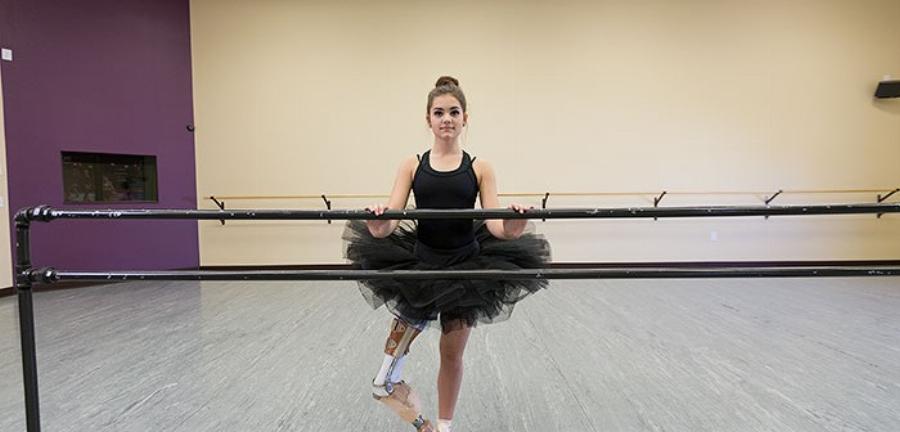 Μπαλαρίνα: Σε ηλικία 15 ετών έχασε το πόδι της από καρκίνο και σήμερα μπορεί και χορεύει ξανά
