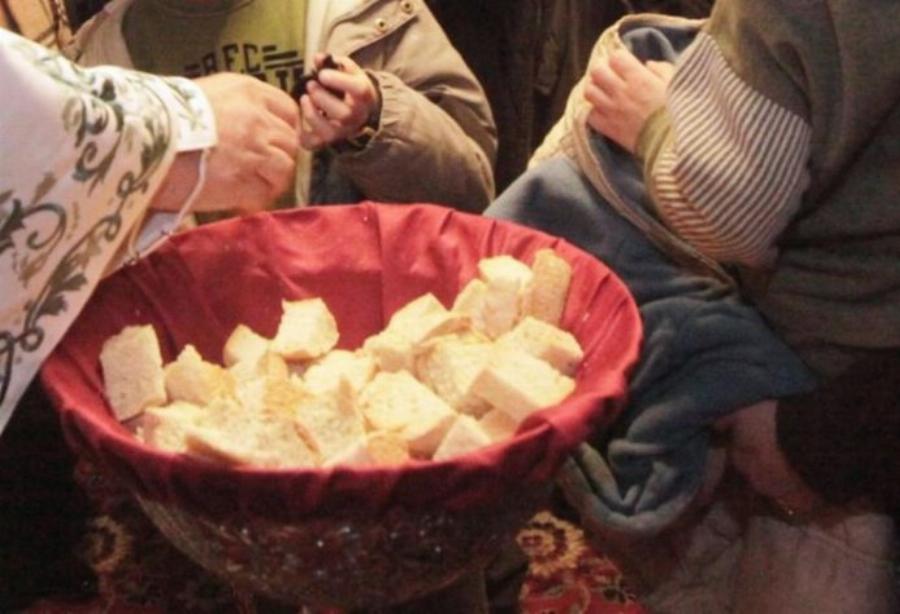 Τι οφείλουμε να κάνουμε τα ψίχουλα από το Αντίδωρο;